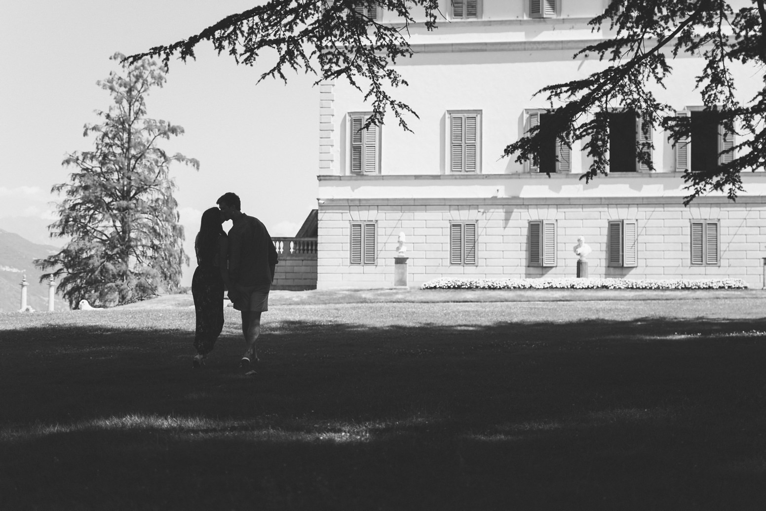 Couple kissing in front of Villa Melzi at Lake Como